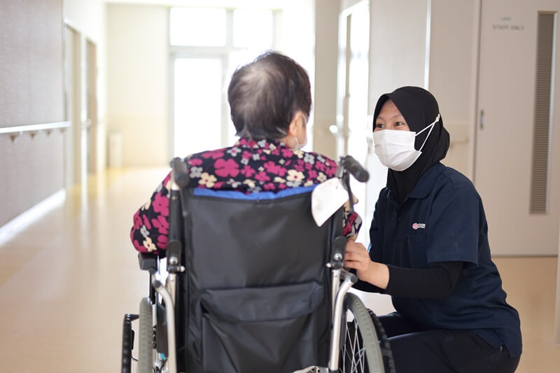 施設の女性と話すラムリさん