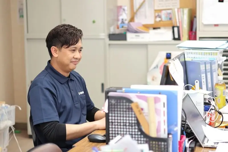 デスクワークをするシアナさん