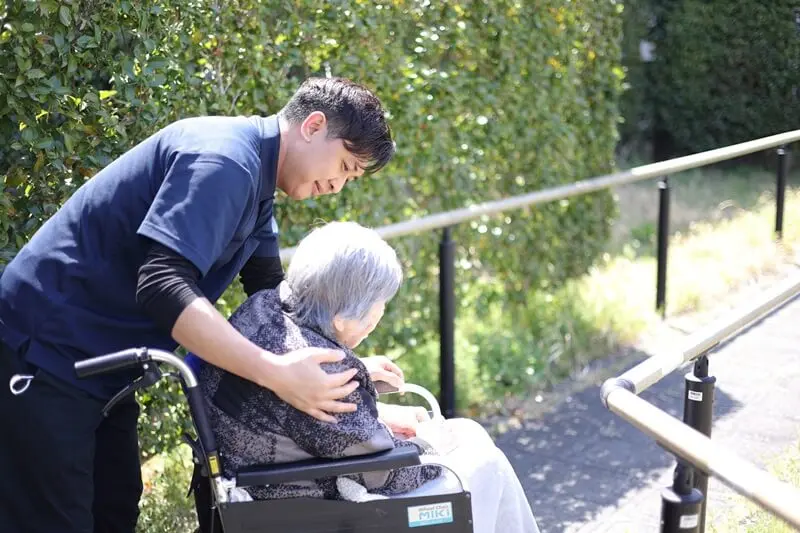 お年寄りに話しかけるヤナさん