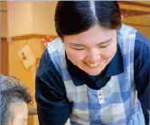 介助するスタッフ