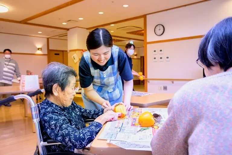 工作を手伝う介護士