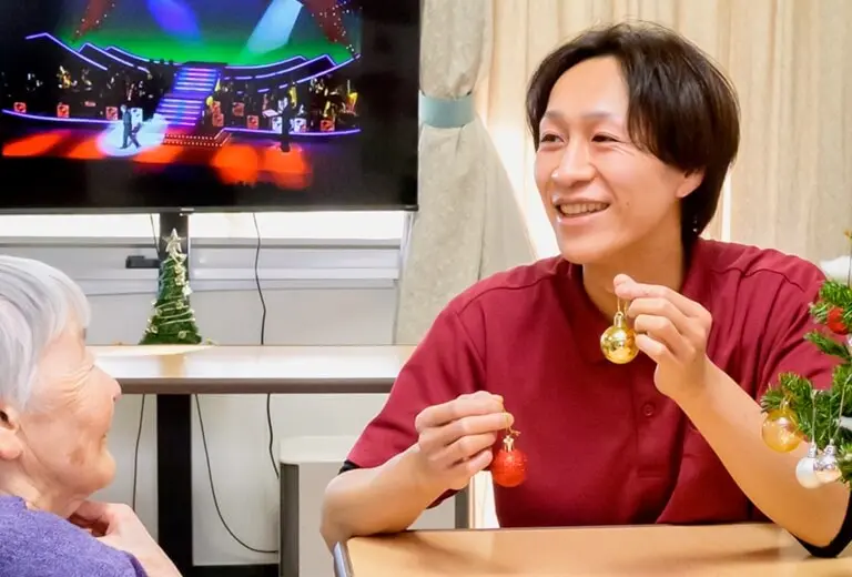 入所者と語り合う男性介護スタッフ