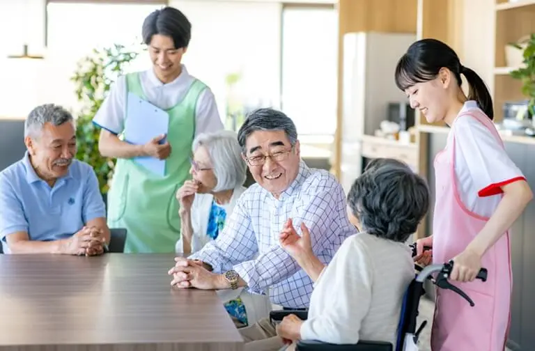介護スタッフと入所者が集う様子