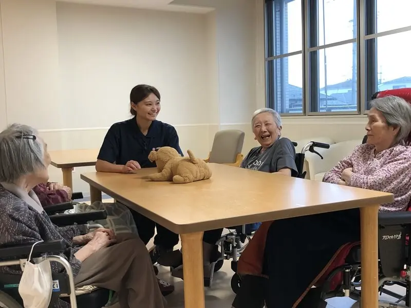 入所者と談話する石井さん